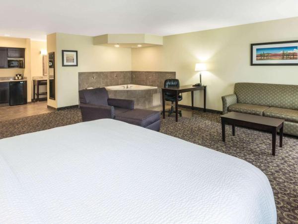 La Quinta by Wyndham Las Vegas Airport South : photo 5 de la chambre suite studio lit king-size avec canapé-lit et bain à remous - non-fumeurs