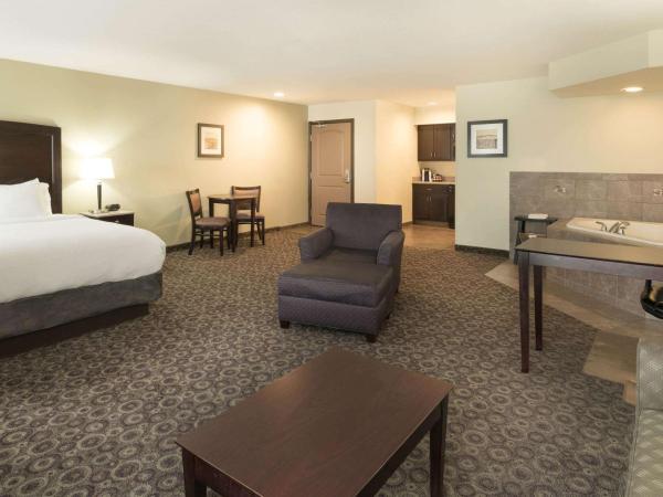 La Quinta by Wyndham Las Vegas Airport South : photo 6 de la chambre suite studio lit king-size avec canapé-lit et bain à remous - non-fumeurs