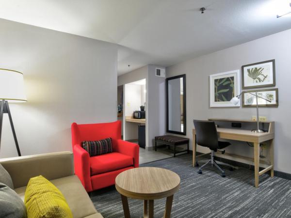 Country Inn & Suites by Radisson, Oklahoma City Airport, OK : photo 1 de la chambre suite 1 chambre lit king-size avec canapé-lit