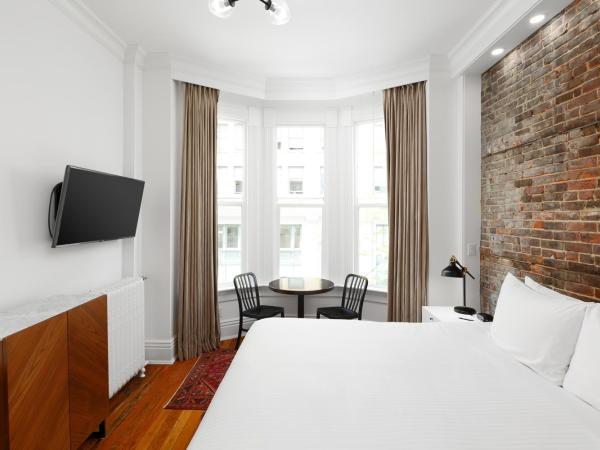 Victorian Hotel : photo 7 de la chambre chambre lit king-size avec salle de bains commune