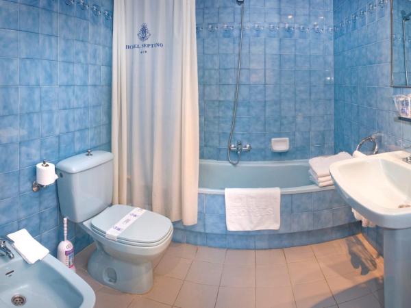 Hotel GHT Neptuno-Tossa & Venus SPA : photo 8 de la chambre chambre double ou lits jumeaux avec lit d'appoint et balcon (2 adultes + 1 enfant)