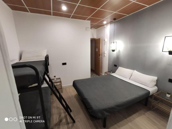 Barcelona Rooms 294 : photo 5 de la chambre chambre familiale avec salle de bains privative et kitchenette