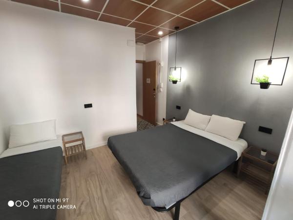 Barcelona Rooms 294 : photo 3 de la chambre chambre familiale avec salle de bains privative et kitchenette