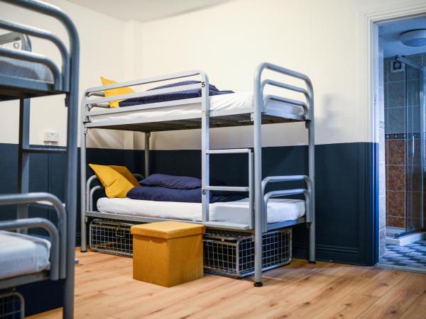 The Woodquay Hostel : photo 4 de la chambre hébergement avec 8 lits et salle de bains privative