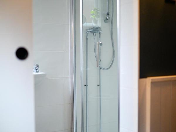 The Woodquay Hostel : photo 4 de la chambre chambre double avec salle de bains privative