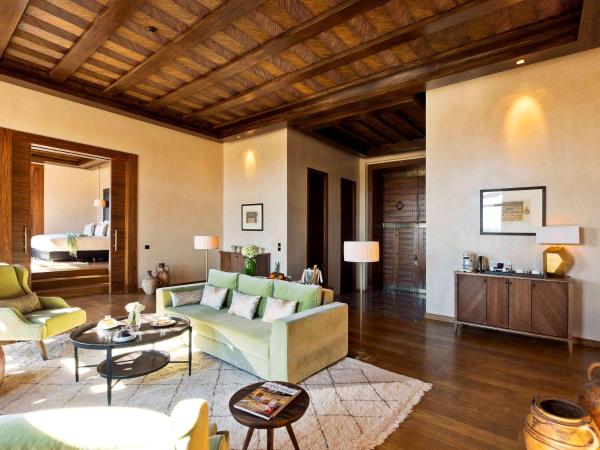 Fairmont Royal Palm Marrakech : photo 1 de la chambre suite penthouse avec 1 lit king-size, petite piscine et vue