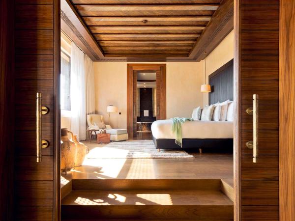 Fairmont Royal Palm Marrakech : photo 2 de la chambre suite penthouse avec 1 lit king-size, petite piscine et vue