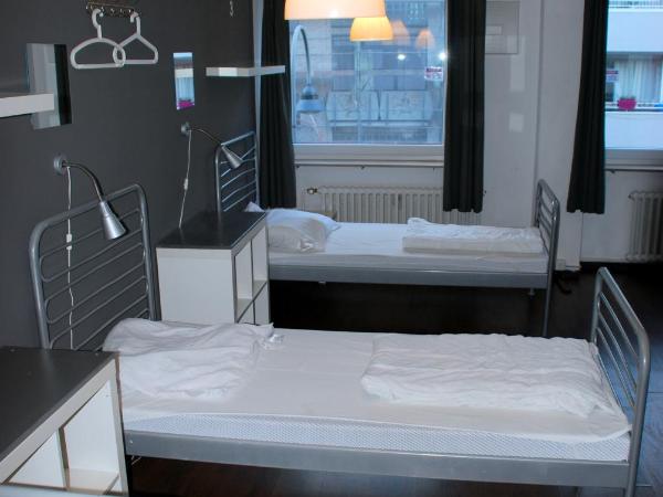 Station - Hostel for Backpackers : photo 5 de la chambre lit simple en dortoir mixte 6 lits avec salle de bains commune