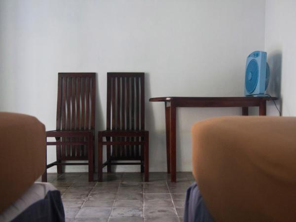 Ndalem Mantrigawen : photo 4 de la chambre chambre lits jumeaux standard avec ventilateur