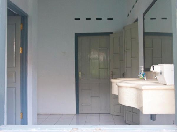 Ndalem Mantrigawen : photo 5 de la chambre chambre lits jumeaux standard avec ventilateur