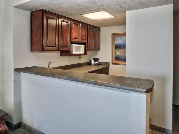 Ramada by Wyndham Albuquerque Midtown : photo 5 de la chambre suite 2 chambres lit king-size - non-fumeurs