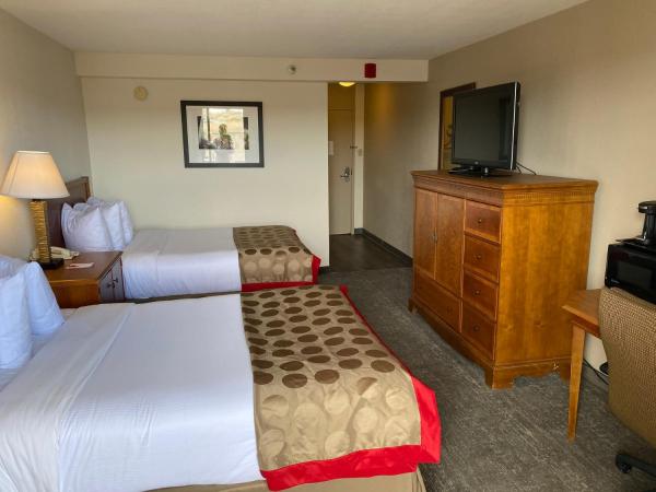 Ramada by Wyndham Albuquerque Midtown : photo 1 de la chambre superior double room with two double beds and mountain view - non-smoking