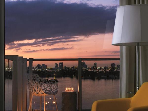 Mondrian South Beach : photo 2 de la chambre suite studio avec lit double et balcon - vue sur baie