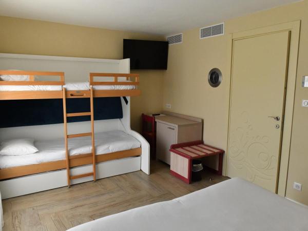 Hôtel Le Claridge : photo 6 de la chambre chambre quadruple