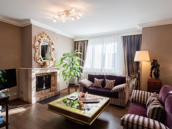 Hôtel de la Cigogne : photo 3 de la chambre suite avec lit queen-size