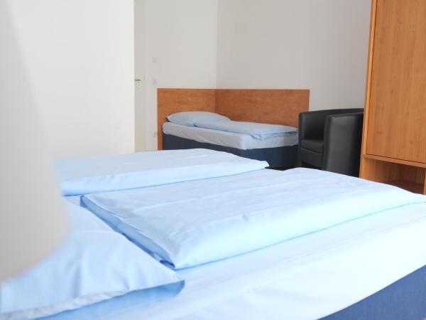 Hotel Christl München Innenstadt : photo 3 de la chambre chambre triple avec salle de bains