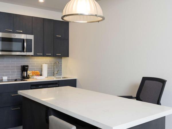 Hyatt House Austin/Downtown : photo 6 de la chambre cabinet de travail avec lit king-size