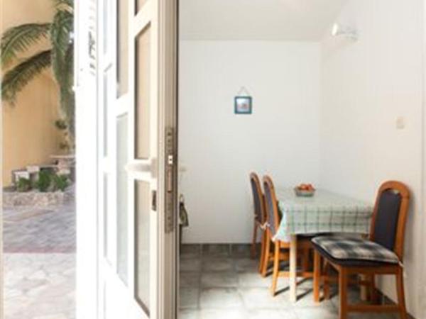 Apartments Marino Gojak : photo 3 de la chambre appartement 1 chambre avec patio