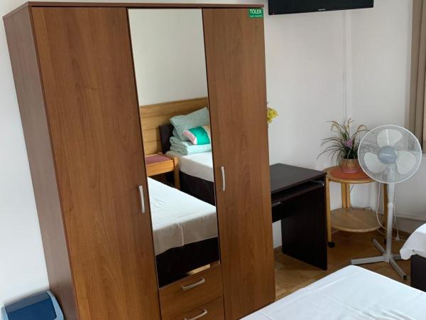 Kwatery Pracownicze TOLEK : photo 2 de la chambre chambre triple avec salle de bains privative