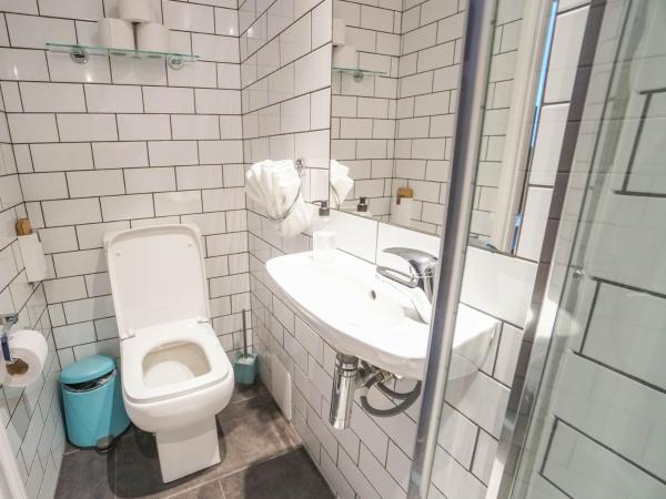 St Athans Hotel : photo 5 de la chambre chambre quadruple avec salle de bains privative