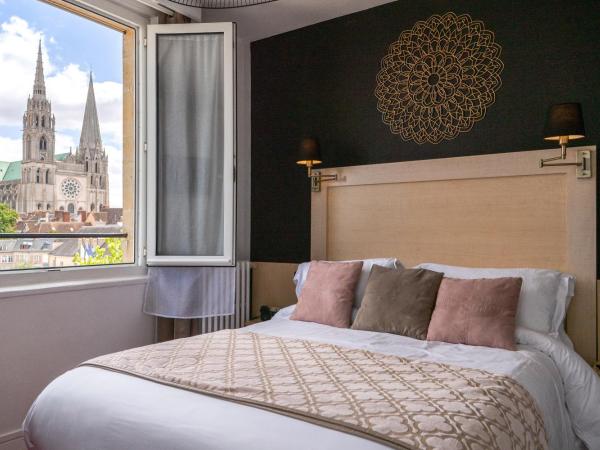 Hôtel Le Boeuf Couronné Chartres - Logis Hotels : photo 4 de la chambre chambre double confort - vue sur cathédrale