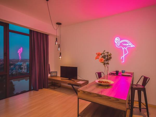 Cube 8teens by Nest Home : photo 1 de la chambre deluxe studio with neon