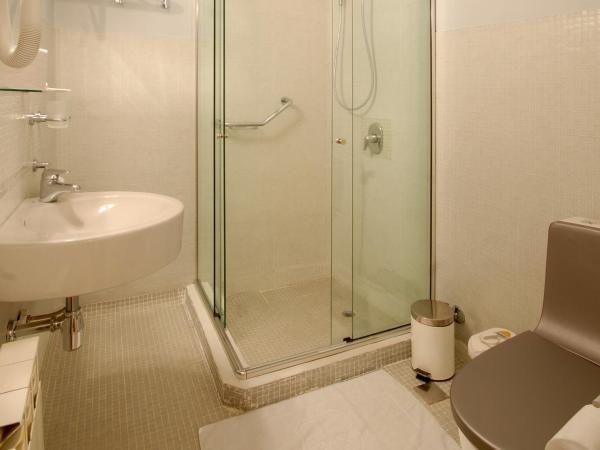 Hotel Tirol : photo 5 de la chambre chambre double ou lits jumeaux - vue sur ville