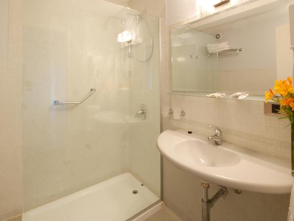 Hotel Tirol : photo 6 de la chambre chambre double ou lits jumeaux - vue sur ville