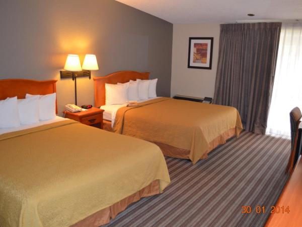 Quality Inn & Suites NRG Park - Medical Center : photo 1 de la chambre chambre avec 2 lits queen-size et balcon - non-fumeurs