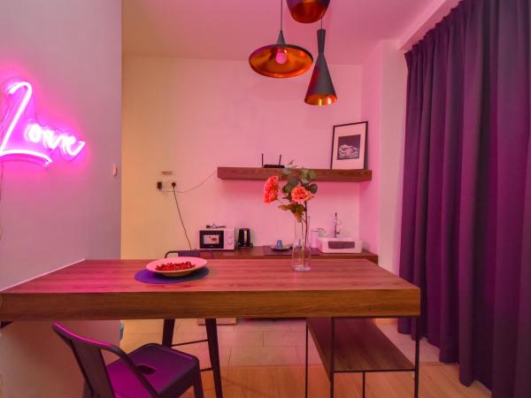 Cube 8teens by Nest Home : photo 5 de la chambre premium studio with neon
