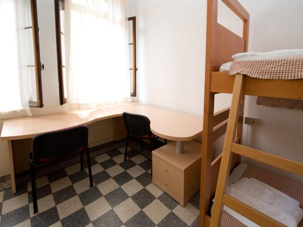 Ostello Domus Civica : photo 2 de la chambre chambre lits jumeaux avec lits superposés et salle de bains commune