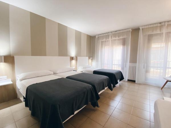 Hotel Rio Arga : photo 7 de la chambre chambre familiale avec balcon