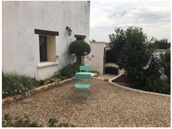 maison blanche piscine et petit déjeuner : photo 4 de la chambre chambre double - vue sur jardin