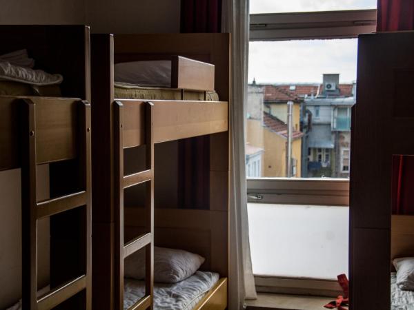 HI Hostel Zagreb : photo 1 de la chambre lit simple dans dortoir à 6 lits