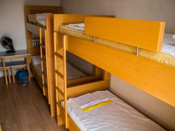 HI Hostel Zagreb : photo 4 de la chambre lit simple dans dortoir à 6 lits