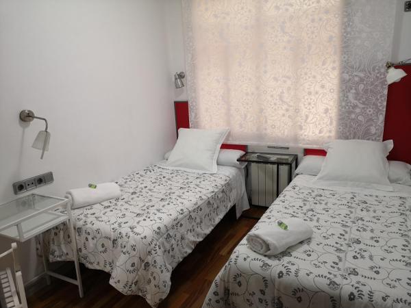 Hostal Carbonara : photo 2 de la chambre chambre lits jumeaux