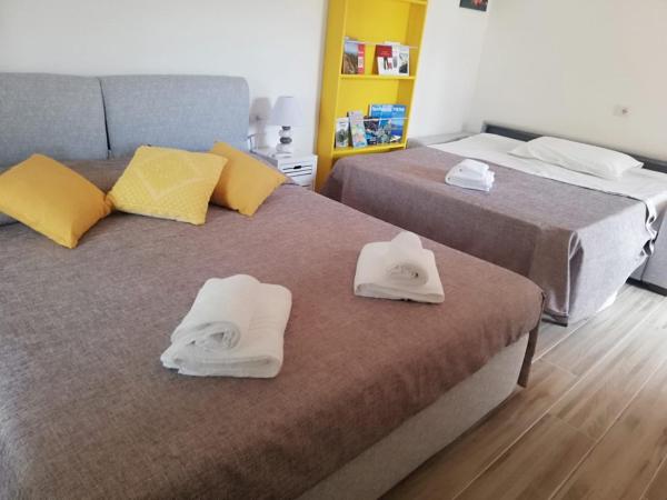 Flamingo Guest House- Rooms : photo 8 de la chambre chambre familiale avec salle de bains privative