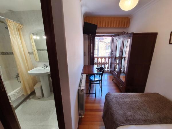 Hostal Giadás : photo 5 de la chambre chambre simple avec salle de bains privative