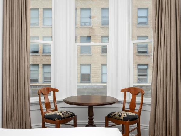 Victorian Hotel : photo 4 de la chambre chambre lit king-size avec salle de bains commune