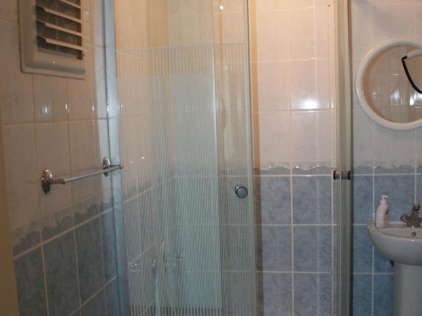 Stad Pansiyon AİLE : photo 4 de la chambre chambre lits jumeaux