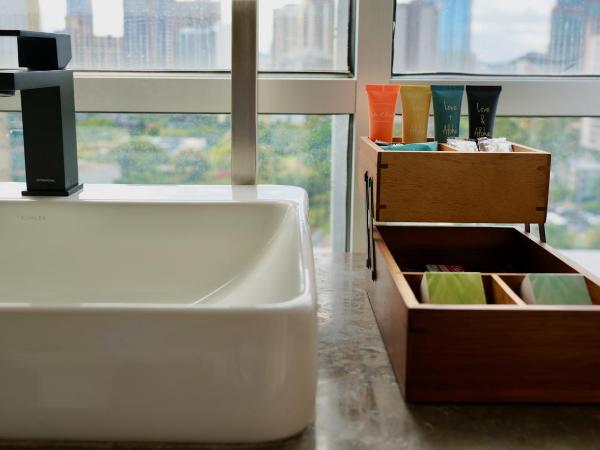 Hotel La Croix : photo 7 de la chambre penthouse platinum - vue sur silhouette des immeubles