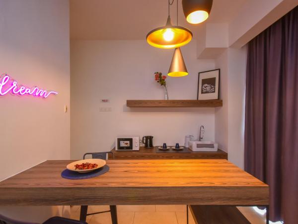 Cube 8teens by Nest Home : photo 3 de la chambre premium studio with neon