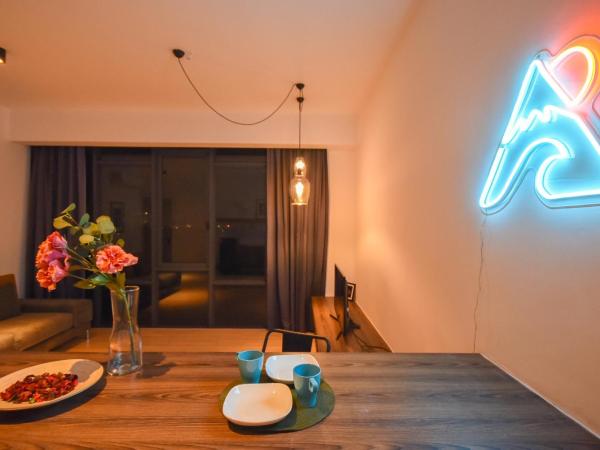 Cube 8teens by Nest Home : photo 3 de la chambre deluxe studio with neon