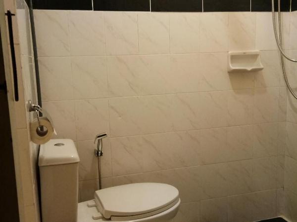 Manee Cool Mueang : photo 4 de la chambre chambre quadruple avec salle de bains privative