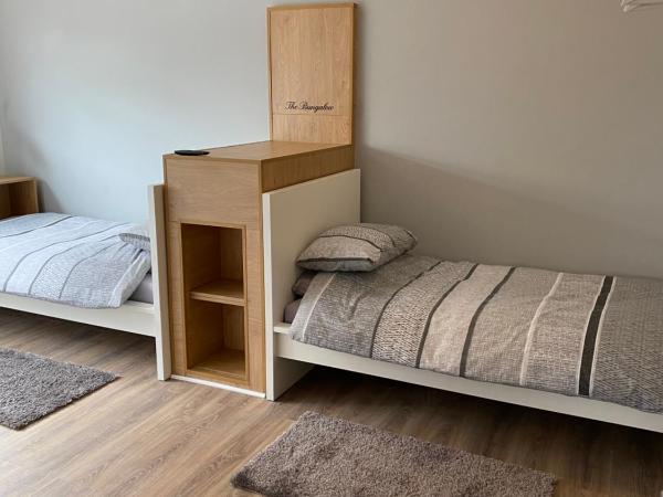 The Bungalow : photo 4 de la chambre chambre lits jumeaux avec salle de bains privative