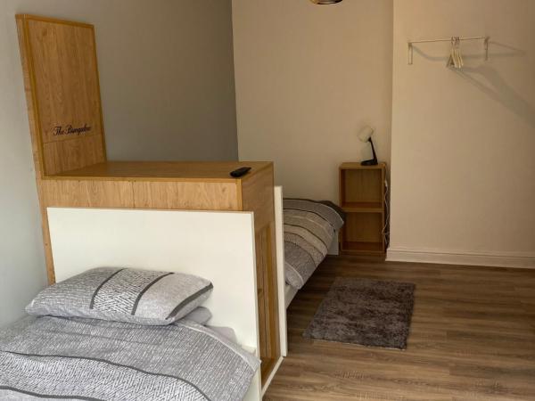 The Bungalow : photo 5 de la chambre chambre lits jumeaux avec salle de bains privative