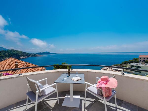 Villa Orabelle : photo 1 de la chambre chambre supérieure avec terrasse - vue sur mer