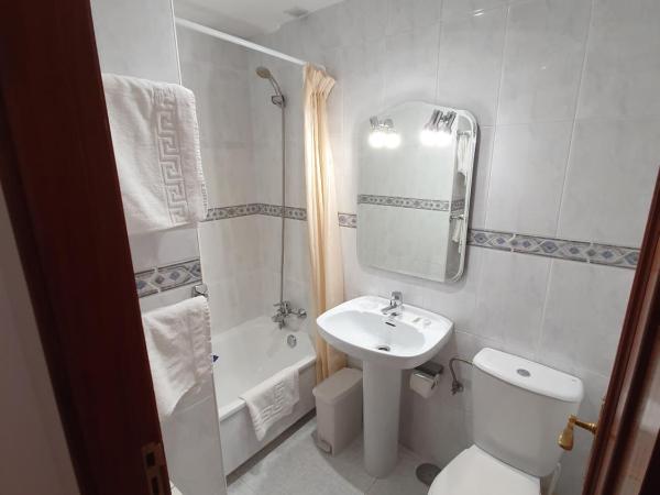 Hostal Giadás : photo 4 de la chambre chambre simple avec salle de bains privative