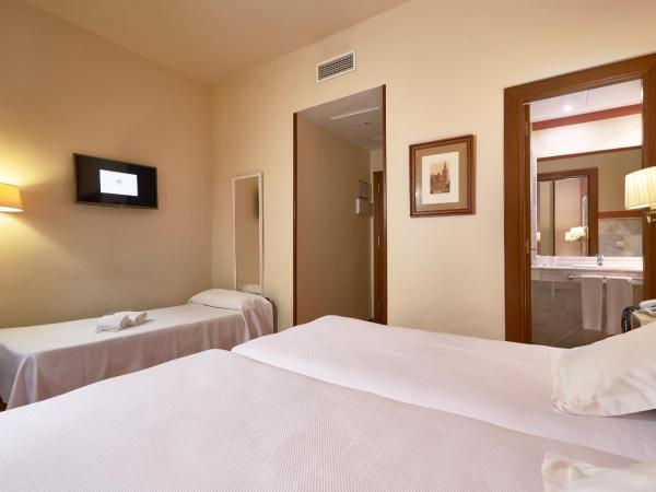 Hotel Murillo : photo 1 de la chambre chambre double avec lit d'appoint (3 adultes)