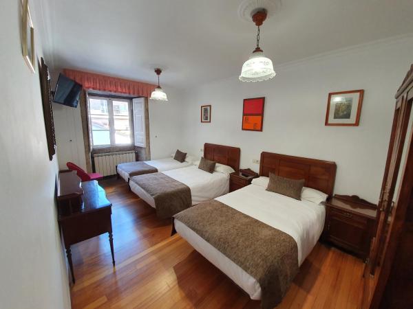 Hostal Giadás : photo 3 de la chambre chambre double ou lits jumeaux avec lit d'appoint